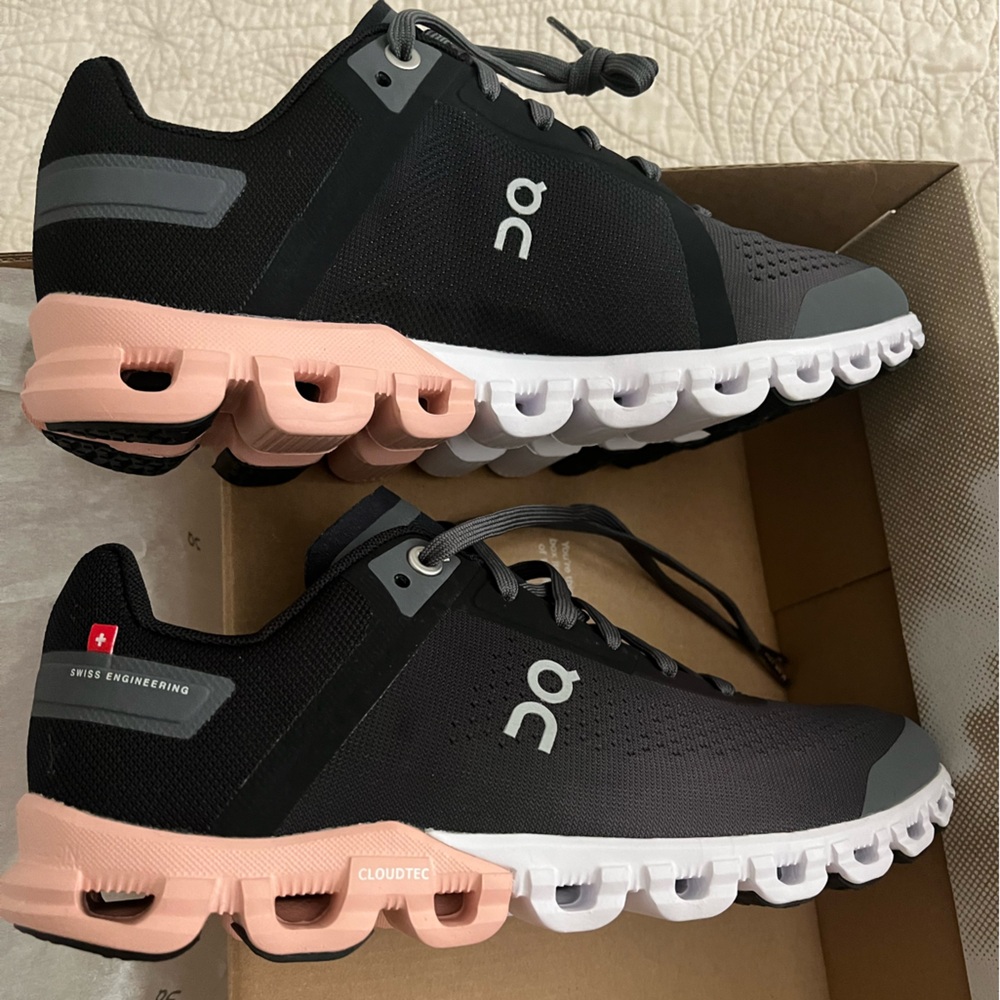 On Cloud Cloudflow Women’s running shoes size 7 Wide. New in box.